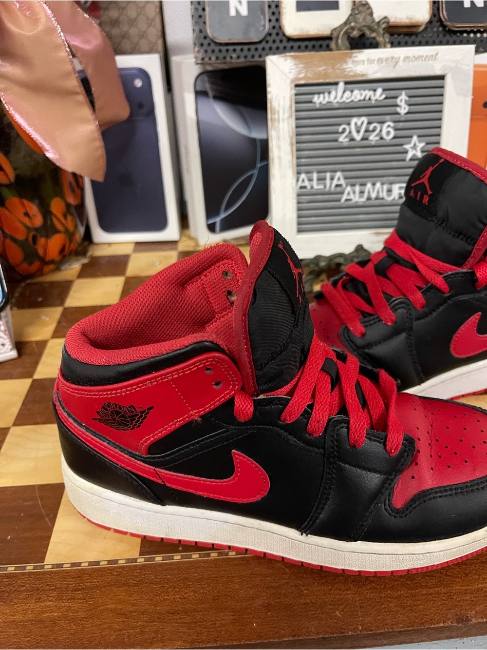 DQ8423-060.   Jordan 1 Mid
Alternate Bred (2022) (GS) - Picture 2 of 9